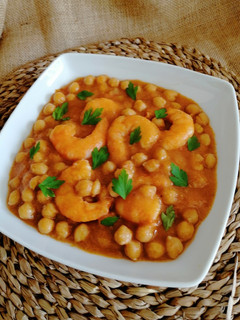 Una foto de Garbanzos con langostinos
