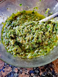 Una foto de Pesto con perejil