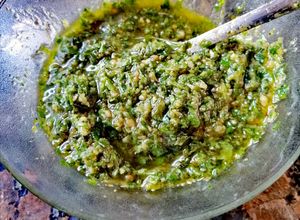 Una foto de Pesto con perejil