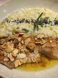 Risoto cremoso com frango e amêndoas laminadas