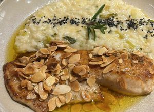 Foto de Risoto cremoso com frango e amêndoas laminadas