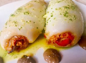 Foto principal de Sepia rellena de arroz teriyaki con mahonesa de ajo negro