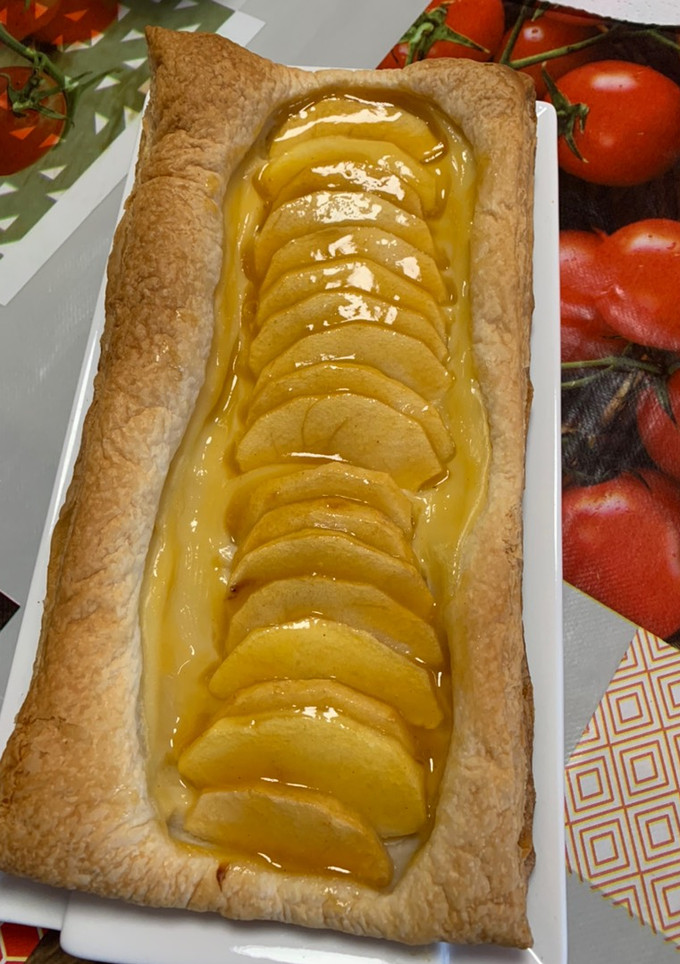 Una foto de Hojaldre de manzana y crema pastelera