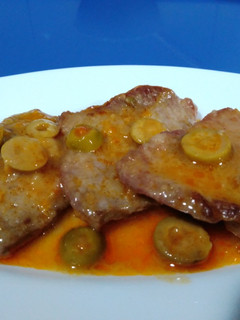 Una foto de Filetes de ternera en salsa con aceitunas