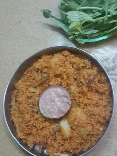 صورة لوصفة رز احمر ونسميه (رز مخربط بالعدني)