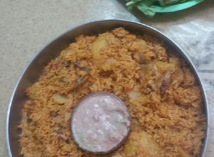صورة لوصفة رز احمر ونسميه (رز مخربط بالعدني)
