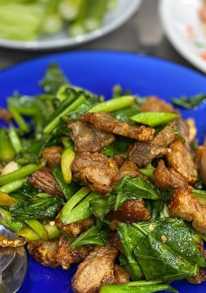 รูปของ คะน้าหมูกรอบ (หมูกรอบทำเอง)