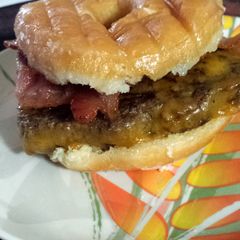 A picture of Glazed Donut Bacon Cheeseburger.