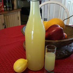 A picture of Limoncello.