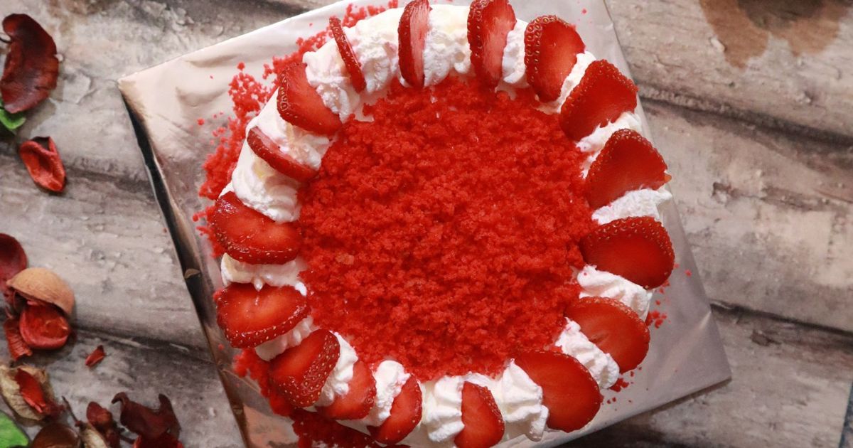 Resep Cake Merah Putih Strawberry || Red Velvet Cake oleh None - Cookpad