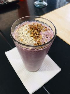 Una foto de Smoothie de frutos rojos, avena y nuez 🍸