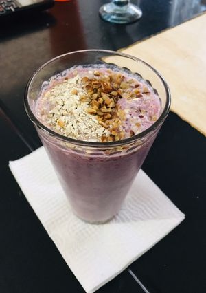 Una foto de Smoothie de frutos rojos, avena y nuez 🍸
