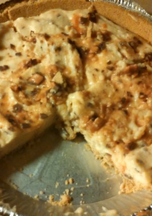 A picture of Butterfinger cheesecake.