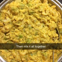 A picture of Cheesy chicken and broccoli pasta.