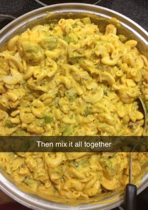 A picture of Cheesy chicken and broccoli pasta.
