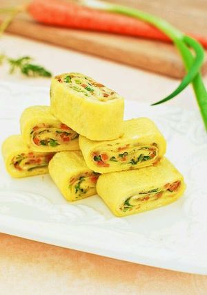 A picture of Korean Egg Roll.