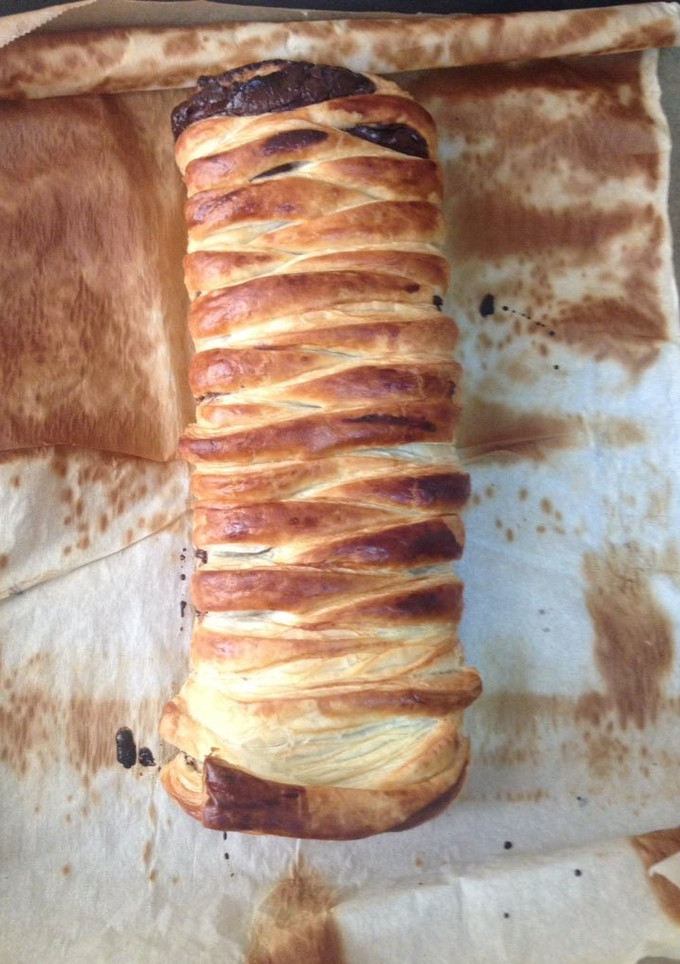 Una foto de Trenza de hojaldre y chocolate con leche
