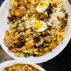 A picture of Pressure cooker chicken biryani.