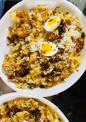A picture of Pressure cooker chicken biryani.