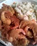 Camarones empanizados con arroz blanco con verduras