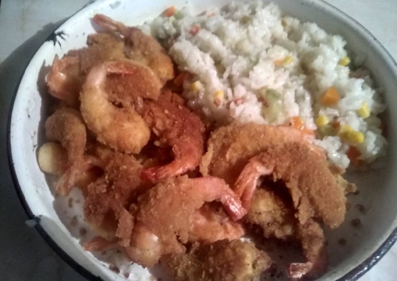 Camarones empanizados con arroz blanco con verduras