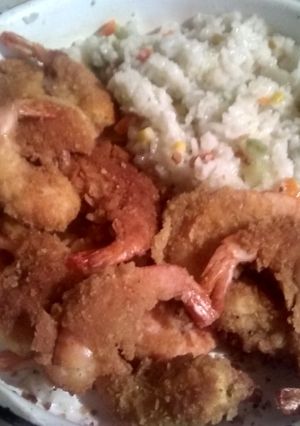 Una foto de Camarones empanizados con arroz blanco con verduras
