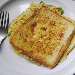 A picture of Omelette and Bread 😋.