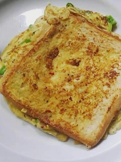 A picture of Omelette and Bread 😋.