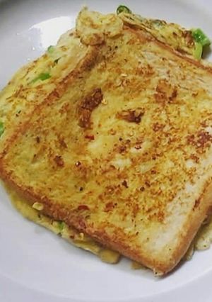 A picture of Omelette and Bread 😋.