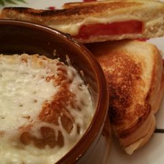 A picture of French Onion Soup.