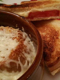 A picture of French Onion Soup.