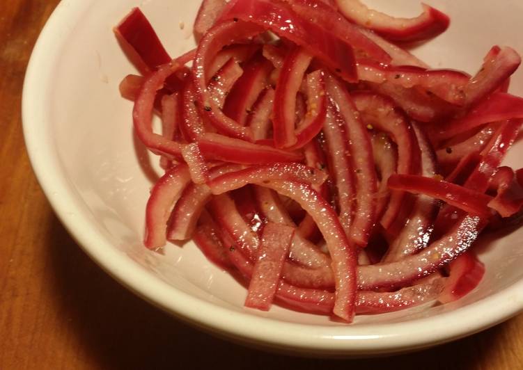 Simple Way to Make Quick Iz&#39;s Vegan &#34;Pickled&#34; Red Onion