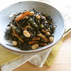 A picture of Stir-fried and Braised Hijiki Seaweed and Soy Beans.