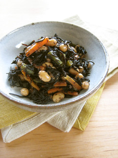 A picture of Stir-fried and Braised Hijiki Seaweed and Soy Beans.