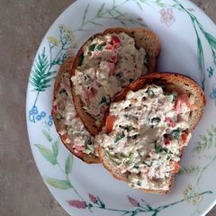 A picture of Garlic bread tuna salad.