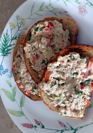 A picture of Garlic bread tuna salad.