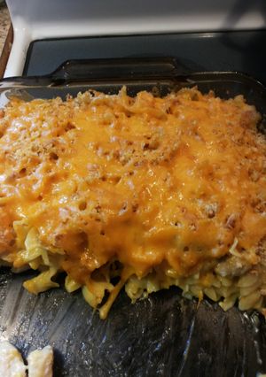 A picture of Cheesy Chicken Noodle Casserole.