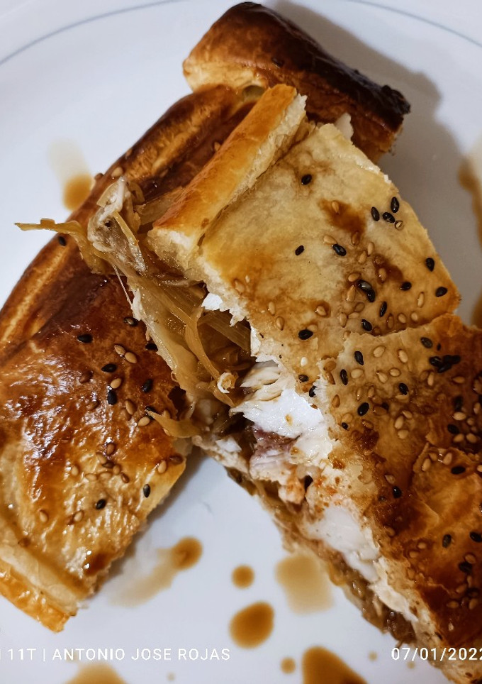 Una foto de Lubina con costra, con un toque de salsa Ponzu+salsa de soja