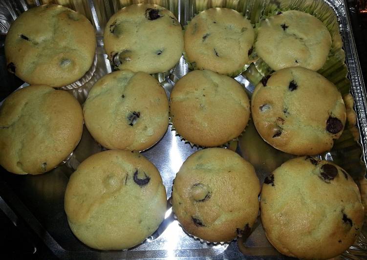 Simple Way to Make Super Quick Homemade Sour Cream Chocolate chip Muffins