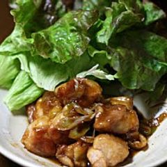 A picture of Yakitori-style Chicken in a Frying Pan.