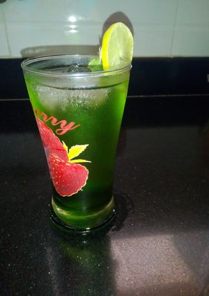 કાચી કૈરી અને ફુદીના નો શરબત (Raw mango and mint drink Recipe In Gujarati) રેસીપી મુખ્ય ફોટો