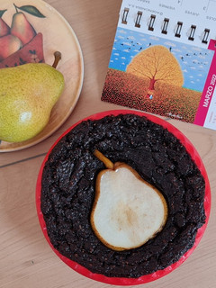 Una foto de Mini tarta saludable de pera y cacao 🍐 🍐🍐🍐🍐🍐🍐