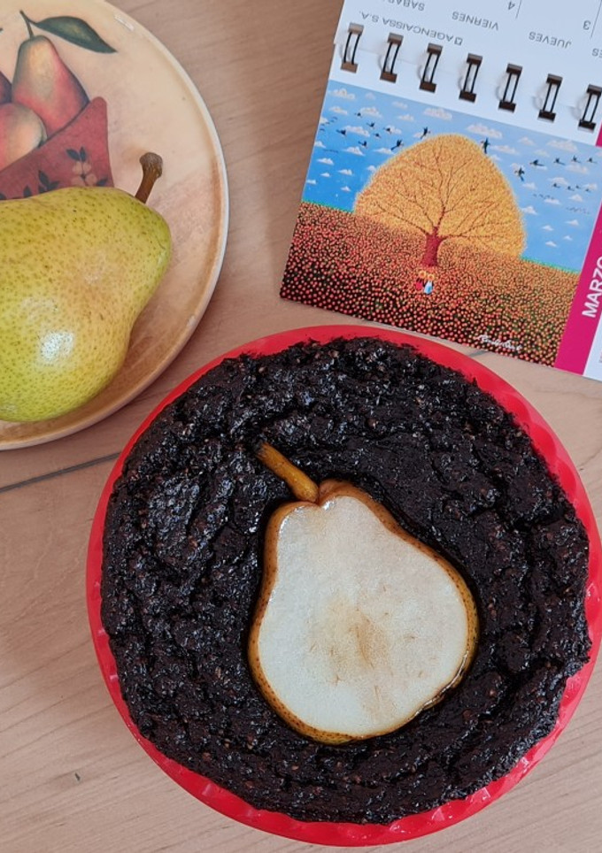 Una foto de Mini tarta saludable de pera y cacao 🍐 🍐🍐🍐🍐🍐🍐