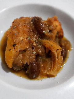 Una foto de Pollo en salsa con limón encurtido y aceitunas kalamata