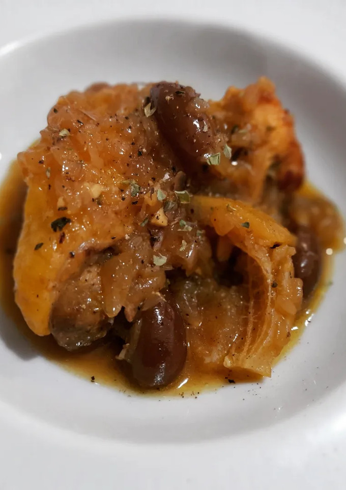 Una foto de Pollo en salsa con limón encurtido y aceitunas kalamata