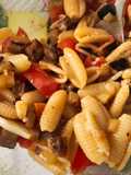 Gnocchetti sardi con melanzane, cetrioli e pomodorini