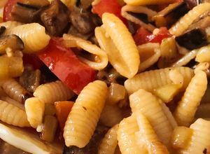 Foto di Gnocchetti sardi con melanzane, cetrioli e pomodorini