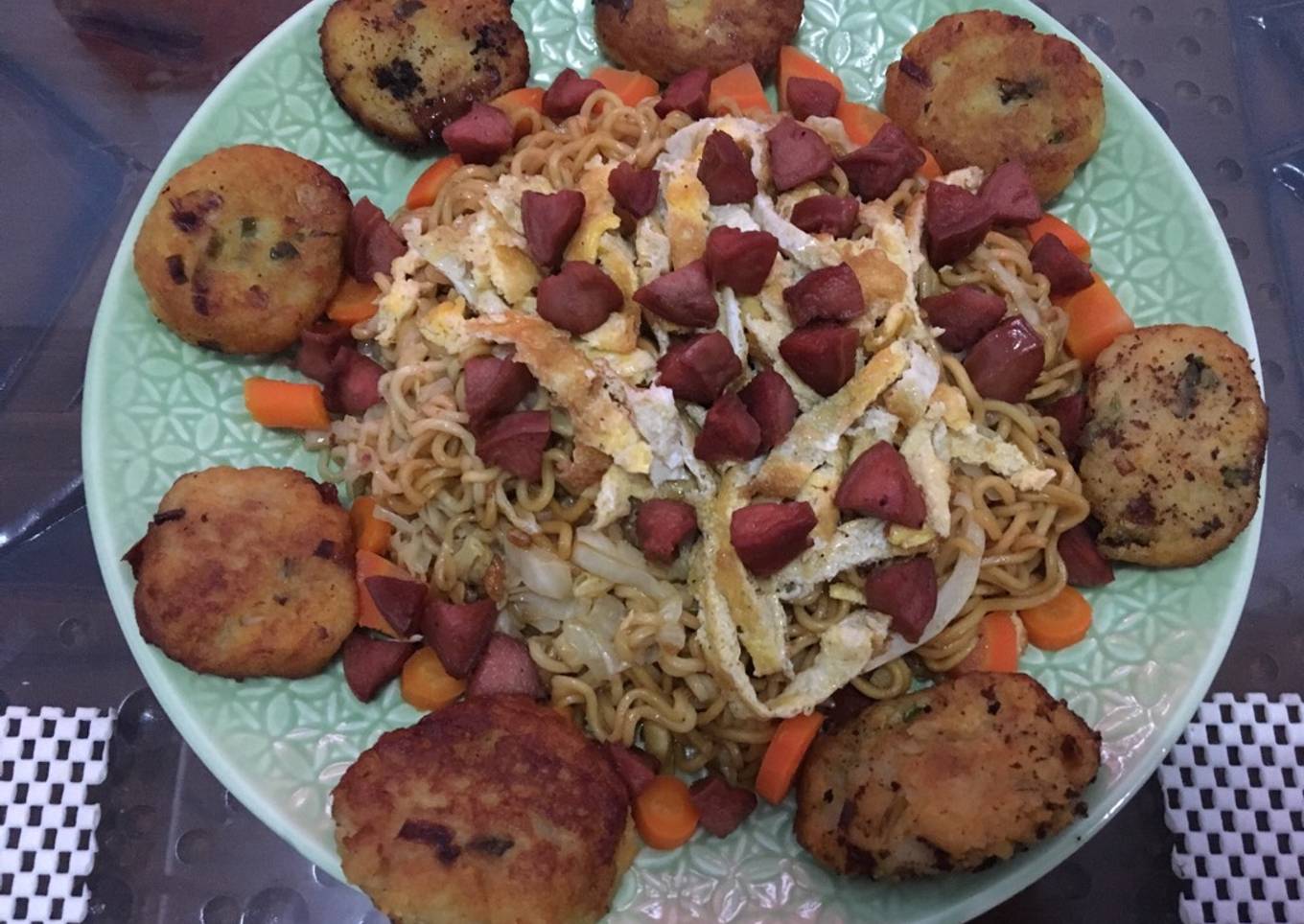 Mie goreng special plus prekedel kentang