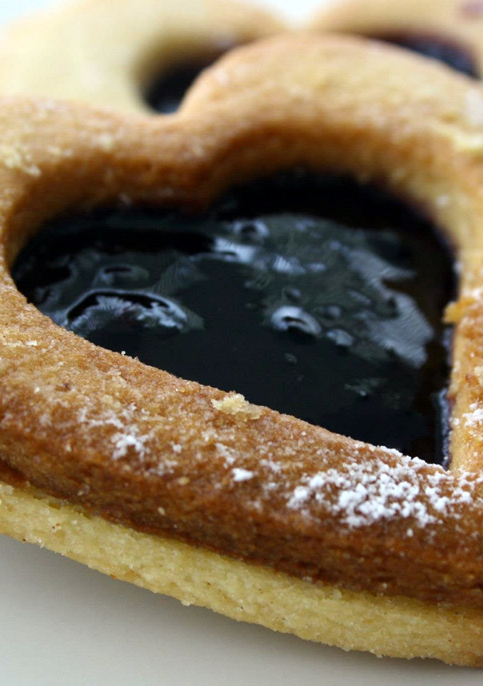 A picture of Linzer Cookies.