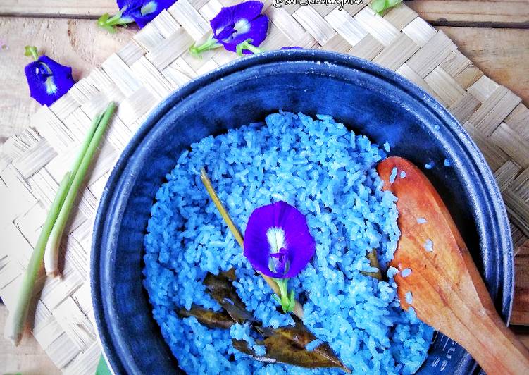 Bagaimana Membuat Nasi Liwet Magicom Bunga Telang yang Enak Banget